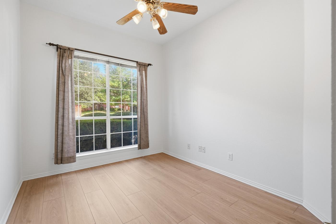 Secondary bedroom with a large window